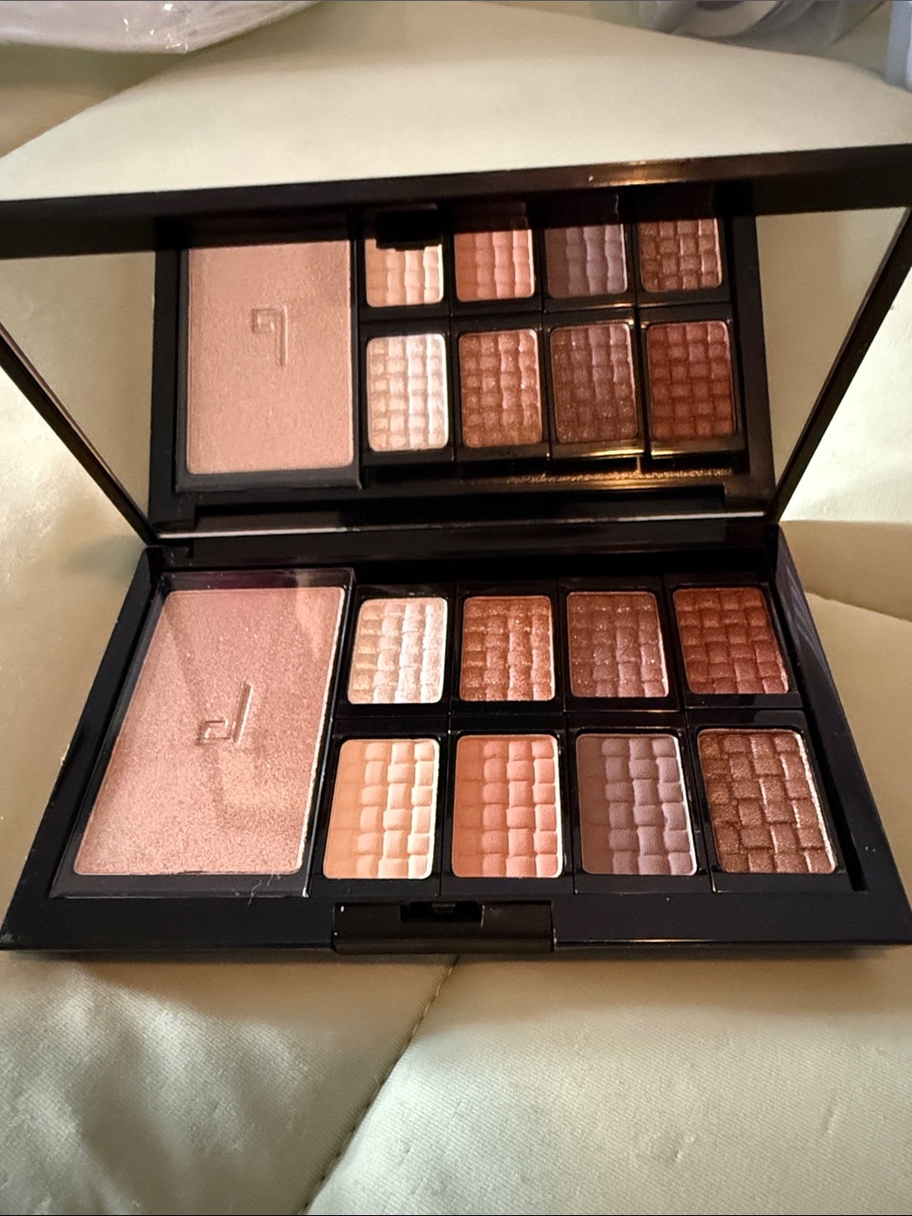 Doucce Warm Pink & Neutral Eyeshadow Palette with Highlighter